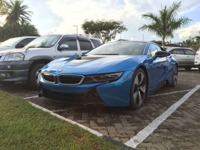 А говорят, Зимбабве бедная страна... BMW i8, на минуточку... А говорят, Зимбабве бедная страна... BMW i8, на минуточку...