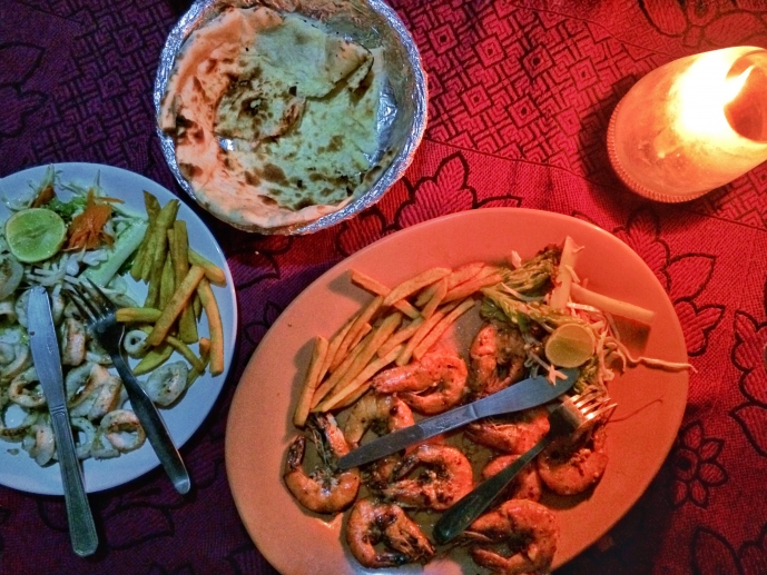 Едим прямо на пляже. Лепешки с чесноком и сыром! Ммммм. Даже ведущие ели, несмотря на чеснок) Едим прямо на пляже. Лепешки с чесноком и сыром! Ммммм. Даже ведущие ели, несмотря на чеснок)
